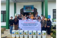 PT Pama foto bersama dengan tim binaan mereka di sebuah desa di Kecamatan Teweh Selatan.Foto.Dok. PAMA