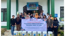 PT Pama foto bersama dengan tim binaan mereka di sebuah desa di Kecamatan Teweh Selatan.Foto.Dok. PAMA