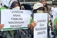 Ratusan Guru Madrasah Demo di DPR. (Suara.com/Dinda Pramesti K) 