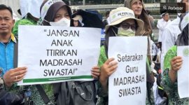 Ratusan Guru Madrasah Demo di DPR. (Suara.com/Dinda Pramesti K) 