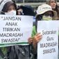 Ratusan Guru Madrasah Demo di DPR. (Suara.com/Dinda Pramesti K) 