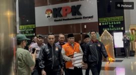 Mantan Menteri Agama Yaqut Cholil Qoumas resmi mengenakan rompi oranye khas tahanan Komisi Pemberantasan Korupsi (KPK) usai menjalani pemeriksaan pada hari ini. (Suara.com/Dea) 