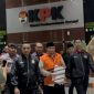 Mantan Menteri Agama Yaqut Cholil Qoumas resmi mengenakan rompi oranye khas tahanan Komisi Pemberantasan Korupsi (KPK) usai menjalani pemeriksaan pada hari ini. (Suara.com/Dea) 