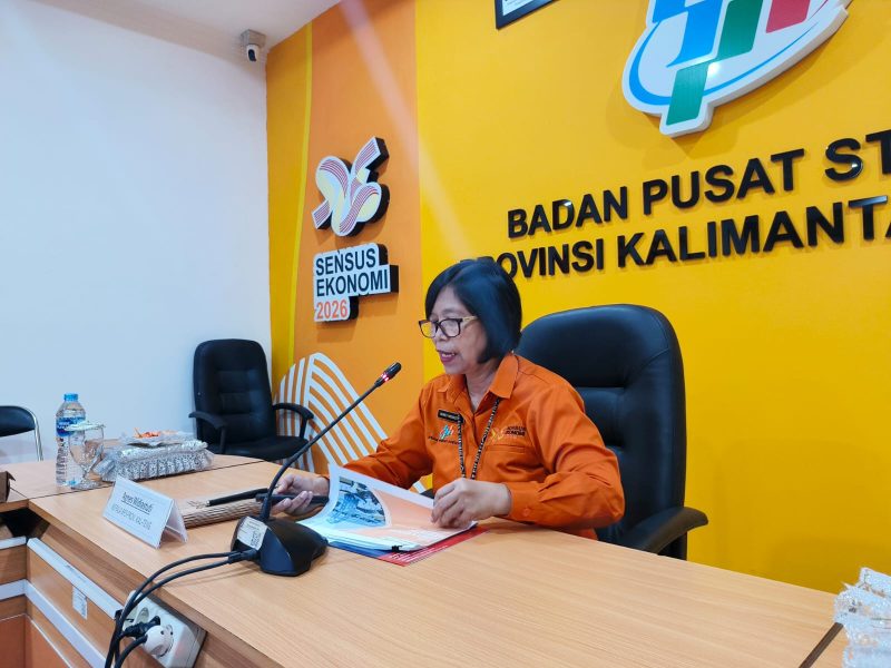 Kepala BPS Kalimantan Tengah Agnes Widiastuti menyampaikan rilis Berita Resmi Statistik terkait inflasi Kalteng Maret 2026 di Kantor BPS Kalteng, Palangka Raya. (1/4/26)