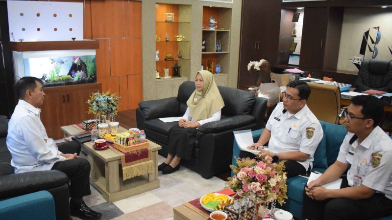 Kepala Dinas Kelautan dan Perikanan (Dislutkan) Kalimantan Tengah Sri Widanarni menerima kunjungan Bupati Barito Timur M. Yamin di Palangka Raya untuk membahas rencana revitalisasi Balai Benih Ikan (BBI) Talohen guna meningkatkan produksi perikanan daerah. (1/4/26)