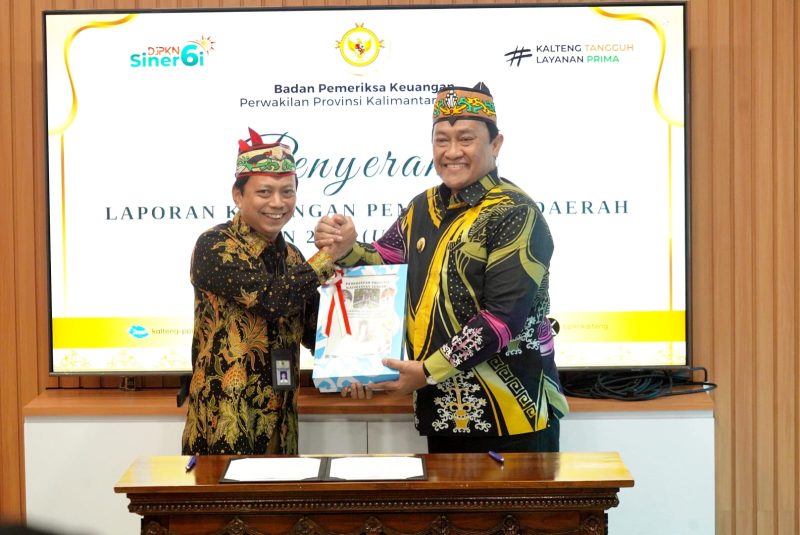 Wakil Gubernur Kalimantan Tengah Edy Pratowo menyerahkan Laporan Keuangan Pemerintah Daerah (LKPD) Unaudited Tahun 2025 kepada BPK Perwakilan Kalimantan Tengah di Kantor BPK Kalteng, Palangka Raya. (2/4/26)