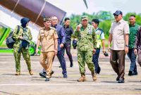 Menteri Pertahanan bersama Satgas Penertiban Kawasan Hutan (PKH) melakukan kunjungan kerja ke Kabupaten Murung Raya, Kalimantan Tengah, sebagai bagian dari upaya memperkuat penertiban kawasan hutan dan pengawasan aktivitas pertambangan serta kehutanan. (7/4/26)