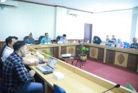 Staf Ahli Gubernur Bidang Pemerintahan, Hukum, dan Politik H. Darliansjah memimpin rapat pembahasan Skema Kredit UMKM HAGUET secara virtual di Ruang Rapat Bajakah, Kantor Gubernur Kalimantan Tengah, Palangka Raya. Rapat tersebut membahas skema pembiayaan bunga 0 persen bagi pelaku UMKM di Kalteng. (10/4/26}