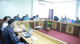 Staf Ahli Gubernur Bidang Pemerintahan, Hukum, dan Politik H. Darliansjah memimpin rapat pembahasan Skema Kredit UMKM HAGUET secara virtual di Ruang Rapat Bajakah, Kantor Gubernur Kalimantan Tengah, Palangka Raya. Rapat tersebut membahas skema pembiayaan bunga 0 persen bagi pelaku UMKM di Kalteng. (10/4/26}