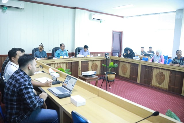 Staf Ahli Gubernur Bidang Pemerintahan, Hukum, dan Politik H. Darliansjah memimpin rapat pembahasan Skema Kredit UMKM HAGUET secara virtual di Ruang Rapat Bajakah, Kantor Gubernur Kalimantan Tengah, Palangka Raya. Rapat tersebut membahas skema pembiayaan bunga 0 persen bagi pelaku UMKM di Kalteng. (10/4/26}