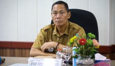 Staf Ahli Gubernur Kalimantan Tengah Yuas Elko memimpin Rapat Koordinasi Pengendalian Inflasi Tahun 2026 di Ruang Rapat Bajakah, Kantor Gubernur Kalteng, Palangka Raya. (13/4/26)