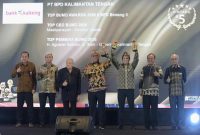 Direktur Utama Bank Kalteng, Maslipansyah (3 dari kanan) dan Komisaris Utama Bank Kalteng, Rahmat Nasution Hamka (tengah) menerima piala TOP BUMD Award 2026. (13/4/26)