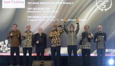 Direktur Utama Bank Kalteng, Maslipansyah (3 dari kanan) dan Komisaris Utama Bank Kalteng, Rahmat Nasution Hamka (tengah) menerima piala TOP BUMD Award 2026. (13/4/26)