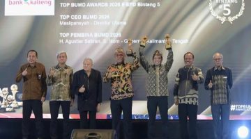 Direktur Utama Bank Kalteng, Maslipansyah (3 dari kanan) dan Komisaris Utama Bank Kalteng, Rahmat Nasution Hamka (tengah) menerima piala TOP BUMD Award 2026. (13/4/26)