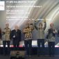 Direktur Utama Bank Kalteng, Maslipansyah (3 dari kanan) dan Komisaris Utama Bank Kalteng, Rahmat Nasution Hamka (tengah) menerima piala TOP BUMD Award 2026. (13/4/26)