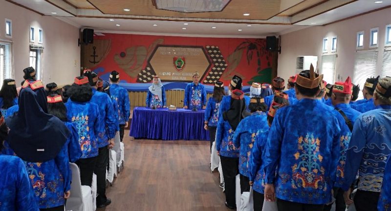 ASN Dinas Kelautan dan Perikanan Kalimantan Tengah menandatangani komitmen penerapan Core Values BerAKHLAK di Aula Dislutkan Kalteng. (16/4/26)