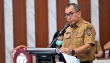 Plt Kepala Bapperida Kalteng Syahfiri memimpin rapat asistensi dan penyepakatan Rancangan Akhir RKPD Tahun 2027 bersama perangkat daerah di Aula Bapperida, Palangka Raya. (27/4/26)