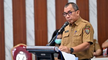 Plt Kepala Bapperida Kalteng Syahfiri memimpin rapat asistensi dan penyepakatan Rancangan Akhir RKPD Tahun 2027 bersama perangkat daerah di Aula Bapperida, Palangka Raya. (27/4/26)