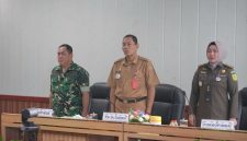 Staf Ahli Gubernur Kalteng Yuas Elko mengikuti Rakor Pengendalian Inflasi Tahun 2026 secara daring dari Ruang Rapat Bajakah Kantor Gubernur Kalimantan Tengah. (27/4/26)