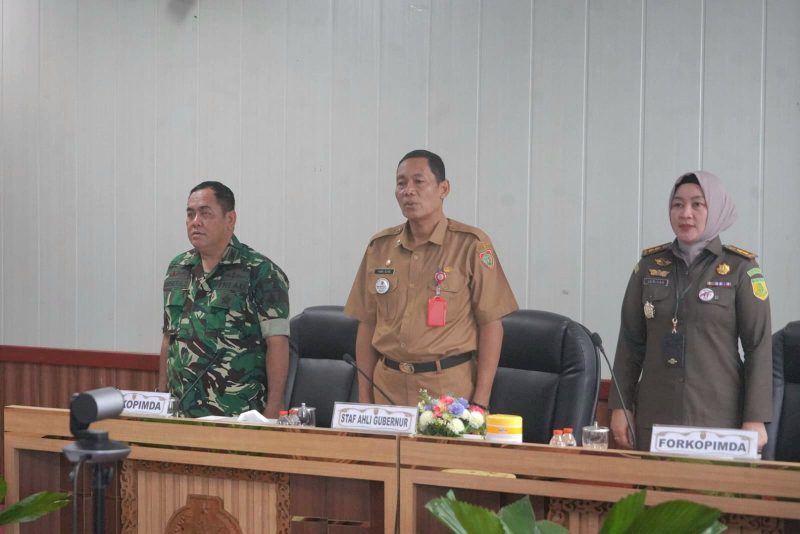 Staf Ahli Gubernur Kalteng Yuas Elko mengikuti Rakor Pengendalian Inflasi Tahun 2026 secara daring dari Ruang Rapat Bajakah Kantor Gubernur Kalimantan Tengah. (27/4/26)