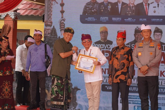 Gubernur Kalteng Agustiar Sabran saat menghadiri Dharma Shanti Nyepi Tahun Baru Saka 1948 dan HUT Integrasi Kaharingan-Hindu di Palangka Raya, menegaskan komitmen pembangunan berkelanjutan berbasis kearifan lokal. (29/4/26)