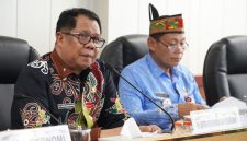 Plt. Asisten Perekonomian dan Pembangunan Setda Provinsi Kalimantan Tengah Darliansjah memimpin rapat sinkronisasi penilaian BLUD di Ruang Rapat Bajakah, Kantor Gubernur Kalteng, dalam rangka percepatan peningkatan layanan publik dan kemandirian keuangan daerah. (30/4/26)