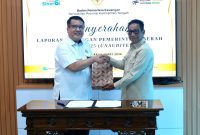 Bupati Heriyus (kanan) menyerahan LKPD ke BPK RI Kalteng.