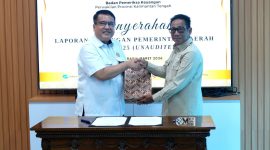 Bupati Heriyus (kanan) menyerahan LKPD ke BPK RI Kalteng.