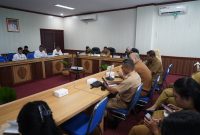 Staf Ahli Gubernur Kalimantan Tengah Bidang Ekonomi, Keuangan, dan Pembangunan, Yuas Elko, mengikuti Rapat Koordinasi Pengendalian Inflasi bersama Menteri Dalam Negeri Tito Karnavian secara virtual di Ruang Rapat Bajakah, Kantor Gubernur Kalteng, Palangka Raya, Senin (6/4/26).