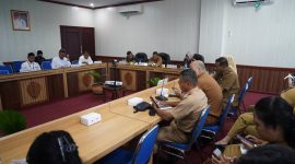 Staf Ahli Gubernur Kalimantan Tengah Bidang Ekonomi, Keuangan, dan Pembangunan, Yuas Elko, mengikuti Rapat Koordinasi Pengendalian Inflasi bersama Menteri Dalam Negeri Tito Karnavian secara virtual di Ruang Rapat Bajakah, Kantor Gubernur Kalteng, Palangka Raya, Senin (6/4/26).