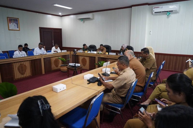 Staf Ahli Gubernur Kalimantan Tengah Bidang Ekonomi, Keuangan, dan Pembangunan, Yuas Elko, mengikuti Rapat Koordinasi Pengendalian Inflasi bersama Menteri Dalam Negeri Tito Karnavian secara virtual di Ruang Rapat Bajakah, Kantor Gubernur Kalteng, Palangka Raya, Senin (6/4/26).