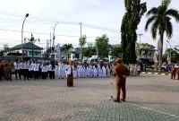 Bupati Barito Utara Shalahuddin memimpin apel pagi di RSUD Muara Teweh, Senin, 9 Februari 2026).(foto : tegaklurus.net/ray)