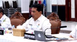 Bupati Barito Utara Shalahuddin,didampingi Wakil Bupati Felix SY.Tingan, dan Sekda Muhlis memimpin rapat evaluasi 100 Hari Program Kerja di Muara Teweh, Rabu, 11 Februari 2026.(foto : Dinas Kominfosandi Barito Utara)