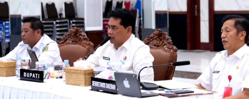 Bupati Barito Utara Shalahuddin,didampingi Wakil Bupati Felix SY.Tingan, dan Sekda Muhlis memimpin rapat evaluasi 100 Hari Program Kerja di Muara Teweh, Rabu, 11 Februari 2026.(foto : Dinas Kominfosandi Barito Utara)