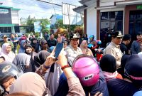 Bupati Shalahuddin didampingi Wakil Bupati, Felix SY. Tingan, meninjau gerakan pangan murah di Muara Teweh, Jumat, 13 Maret 2026.(foto : Abram/tegaklurus.net)