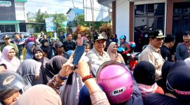 Bupati Shalahuddin didampingi Wakil Bupati, Felix SY. Tingan, meninjau gerakan pangan murah di Muara Teweh, Jumat, 13 Maret 2026.(foto : Abram/tegaklurus.net)