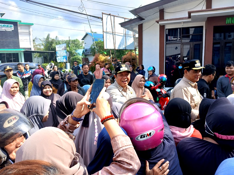 Bupati Shalahuddin didampingi Wakil Bupati, Felix SY. Tingan, meninjau gerakan pangan murah di Muara Teweh, Jumat, 13 Maret 2026.(foto : Abram/tegaklurus.net)