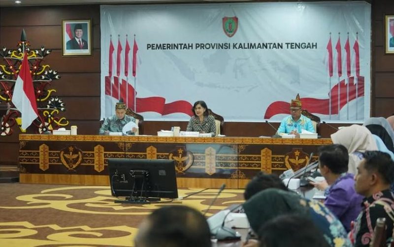 Pj Sekretaris Daerah Provinsi Kalimantan Tengah Linae Victoria Aden memimpin rapat koordinasi persiapan peringatan HUT ke-69 Kalimantan Tengah di Aula Eka Hapakat, Kantor Gubernur Kalteng, Palangka Raya, Kamis (9/4/26).