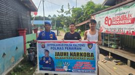 Ditpolairud Polda Kalteng Marnit Muara Teweh mengimbau masyarakat pesisir DAS Barito menangkal bahaya narkoba, Senin (20/4/2026).(Foto Ditpolairud Polda Kalteng) ‎