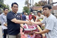 Bupati Barito Utara Shalahuddin, didampingi Sekda Muhlis, dan kepala OPD menyerahkan uang kepada korbankebakaran di Jalan Merak Muara Teweh, Jumat, 9 Februari 2026.(Foto tegaklurus.net/Ray)