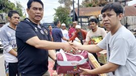 Bupati Barito Utara Shalahuddin, didampingi Sekda Muhlis, dan kepala OPD menyerahkan uang kepada korbankebakaran di Jalan Merak Muara Teweh, Jumat, 9 Februari 2026.(Foto tegaklurus.net/Ray)