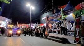 Bupati Barito Utara Shalahuddin didampingi Wakil Bupati Felix SY. Tingan, melepas pawai takbir akbar Idulfitri 1447 H di Muara Teweh, Jumat, 20 Maret 2026 malam.(foto dok Diskominfosandi Barito Utara)