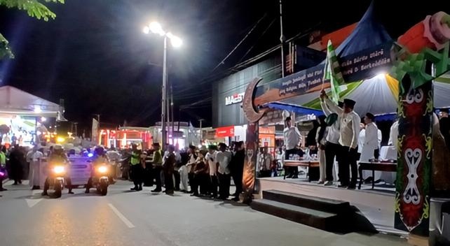 Bupati Barito Utara Shalahuddin didampingi Wakil Bupati Felix SY. Tingan, melepas pawai takbir akbar Idulfitri 1447 H di Muara Teweh, Jumat, 20 Maret 2026 malam.(foto dok Diskominfosandi Barito Utara)