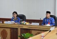 Pj Sekda Kalteng Linae Victoria Aden membuka rapat koordinasi Kartu Huma Betang Sejahtera bersama relawan pendamping desa di Kantor Gubernur Kalteng. (17/4/26)