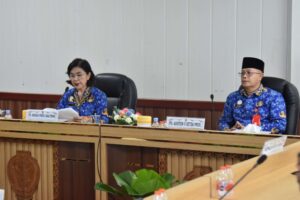 Pj Sekda Kalteng Linae Victoria Aden membuka rapat koordinasi Kartu Huma Betang Sejahtera bersama relawan pendamping desa di Kantor Gubernur Kalteng. (17/4/26)