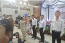 Bupati Heriyus SE melakukan pemasangan tanda peserta pelatihan, Selasa (28/04/2026). Foto : 1tulah.com)