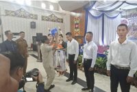 Bupati Heriyus SE melakukan pemasangan tanda peserta pelatihan, Selasa (28/04/2026). Foto : 1tulah.com)