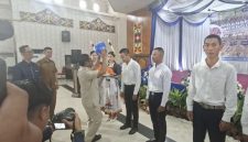 Bupati Heriyus SE melakukan pemasangan tanda peserta pelatihan, Selasa (28/04/2026). Foto : 1tulah.com)