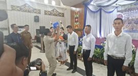 Bupati Heriyus SE melakukan pemasangan tanda peserta pelatihan, Selasa (28/04/2026). Foto : 1tulah.com)