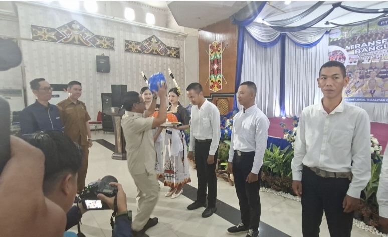 Bupati Heriyus SE melakukan pemasangan tanda peserta pelatihan, Selasa (28/04/2026). Foto : 1tulah.com)